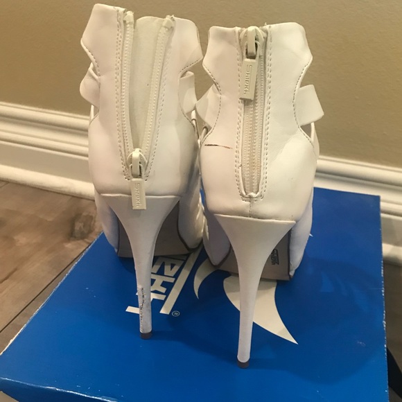 Strappy heels - Picture 2 of 3